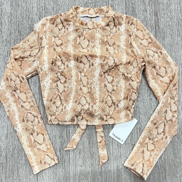 Vitamin A Remy Rashguard crop top - Picture 7 of 8